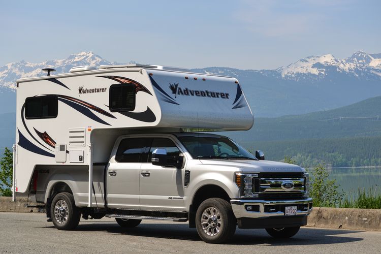Mit einem Truck Camper von Fraserway unterwegs auf dem Nisga'a Highway in British Columbia