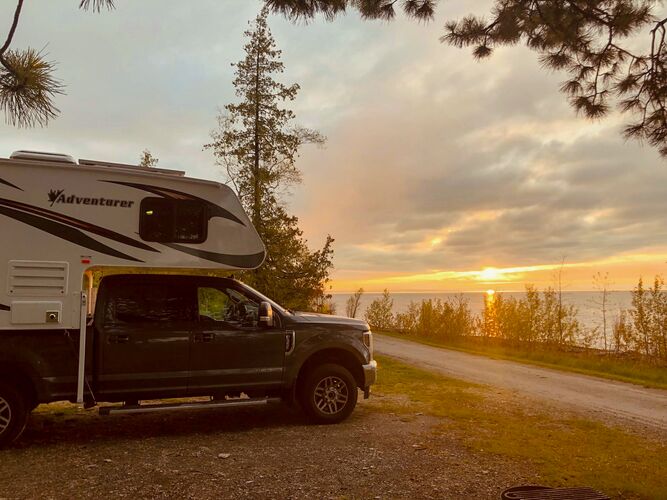 Sonnenuntergang am Wasser genießen im Truck Camper von Fraserway