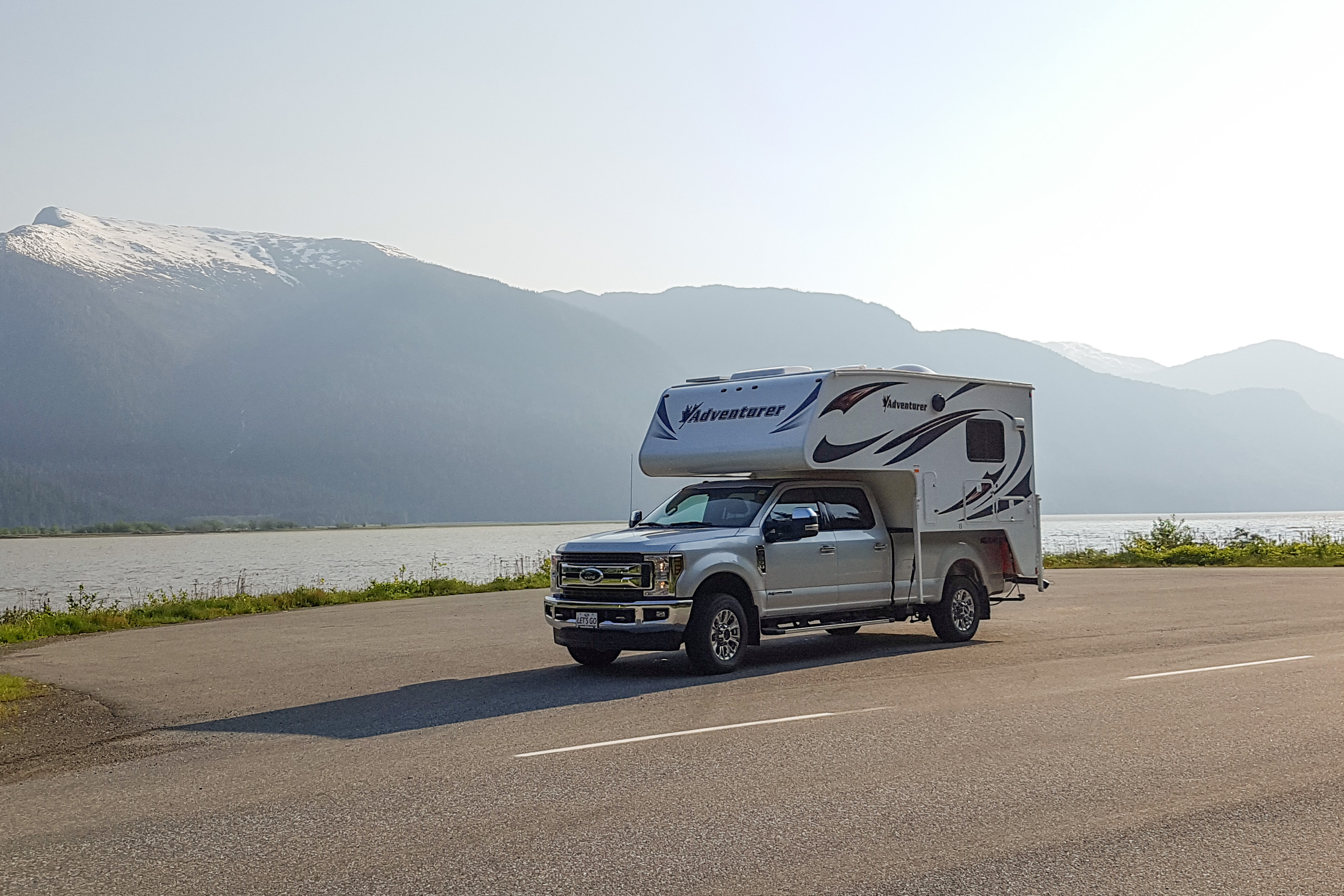 Unterwegs mit einem Truck Camper von Fraserway auf dem Yellowhead Highway in British Columbia