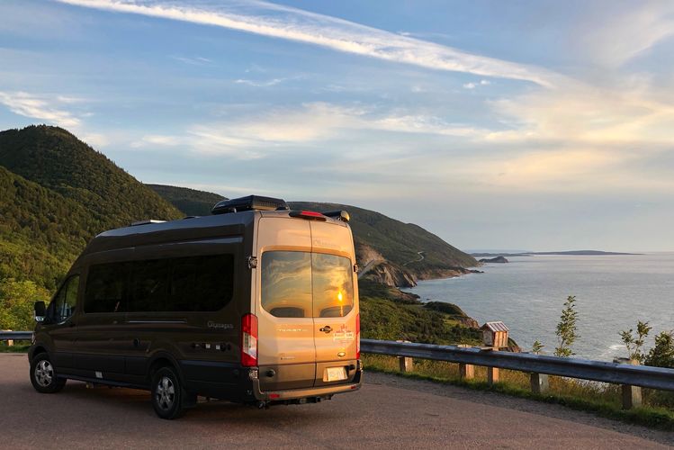 Der Van Conversion von Fraserway RV am Cabot Trail auf der Insel Cape Breton