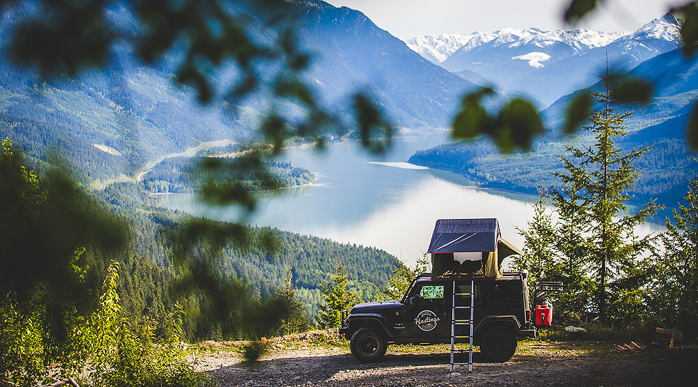 Der Jeep vor einer wunderschönem Naturkulisse