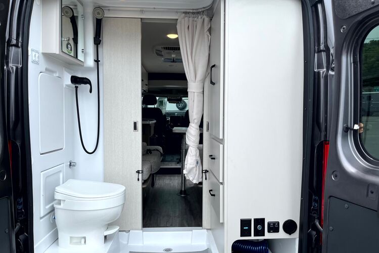 Badezimmer im B Deluxe Van von Meridian RV