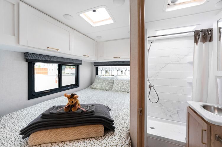 Schlafbereich und Badezimmer