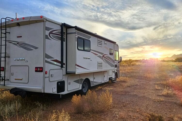 Außenansicht Camper The Grizzly A32 im Sonnenuntergang Außenansicht Camper The Grizzly A32 im Sonnenuntergang