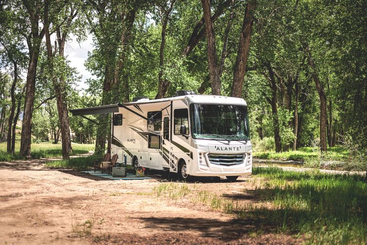 Außenansicht Camper The Grizzly A32 im Wald Außenansicht Camper The Grizzly A32 im Wald