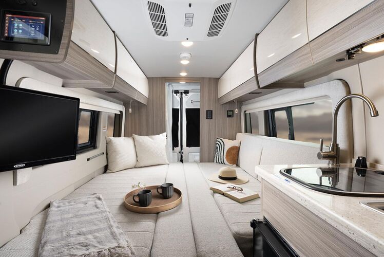 Sitzecke im Camper The Beaver B19 zum Bett umgebaut