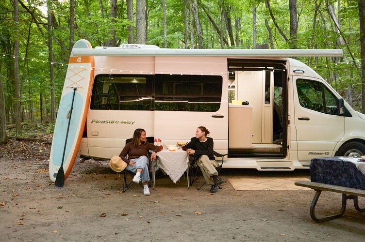 Seitenansicht Camper The Fox B22 auf dem Campingplatz