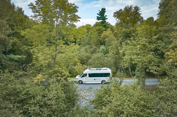 Seitenansicht Camper The Fox B22 im Wald