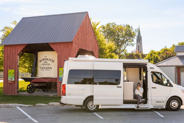 Seitenansicht Camper The Fox B22 mit offener Tür