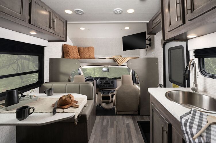Innenansicht Camper The Deer C22-24 mit Blick nach vorne Innenansicht Camper The Deer C22-24 mit Blick nach vorne