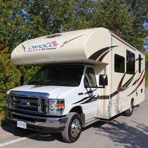 Der C26 mit Slide-Out von Owasco RV bei den Burleigh Falls in Ontario