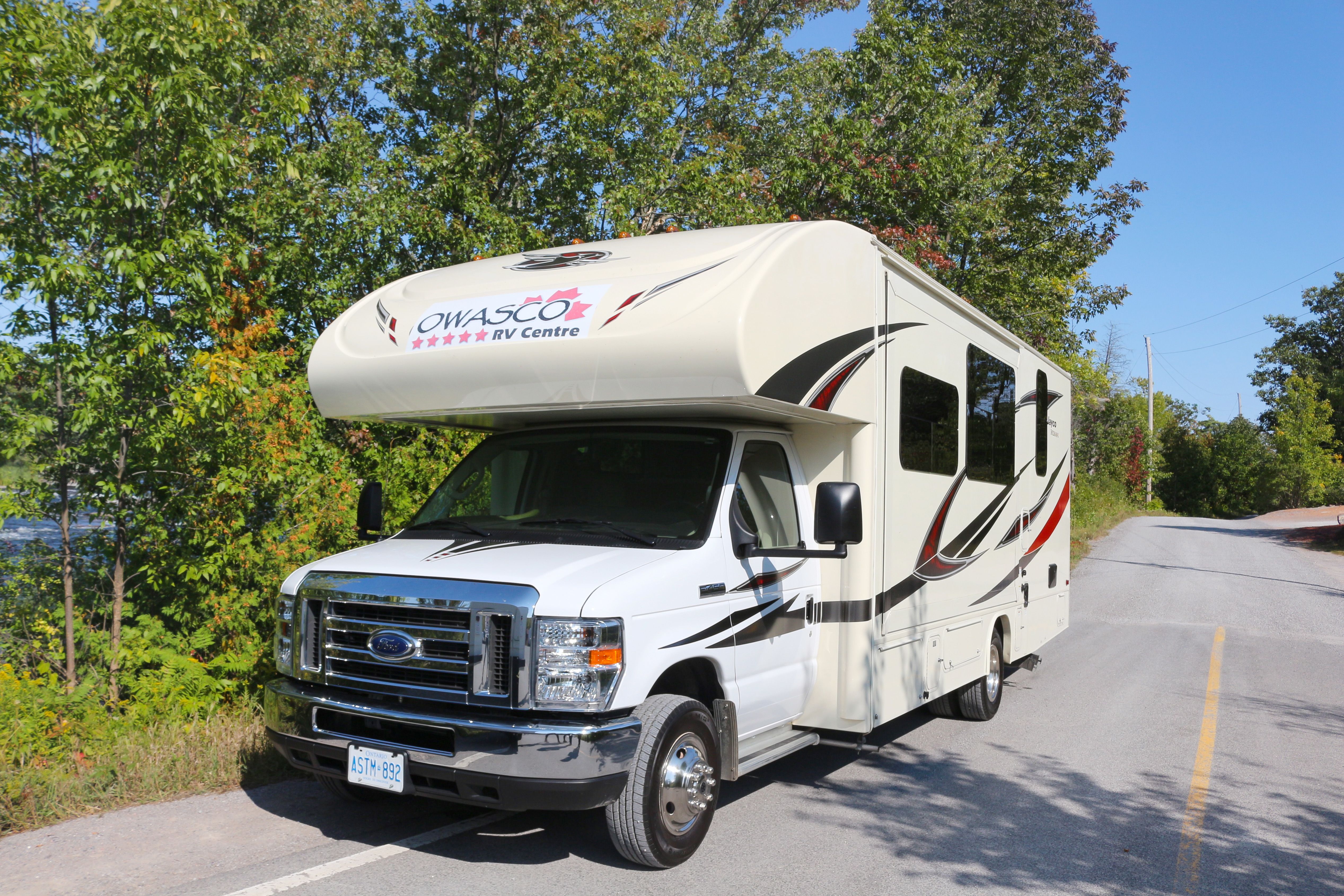 Der C26 Slide-Out von Owasco RV nahe den Burleigh Falls in Ontario