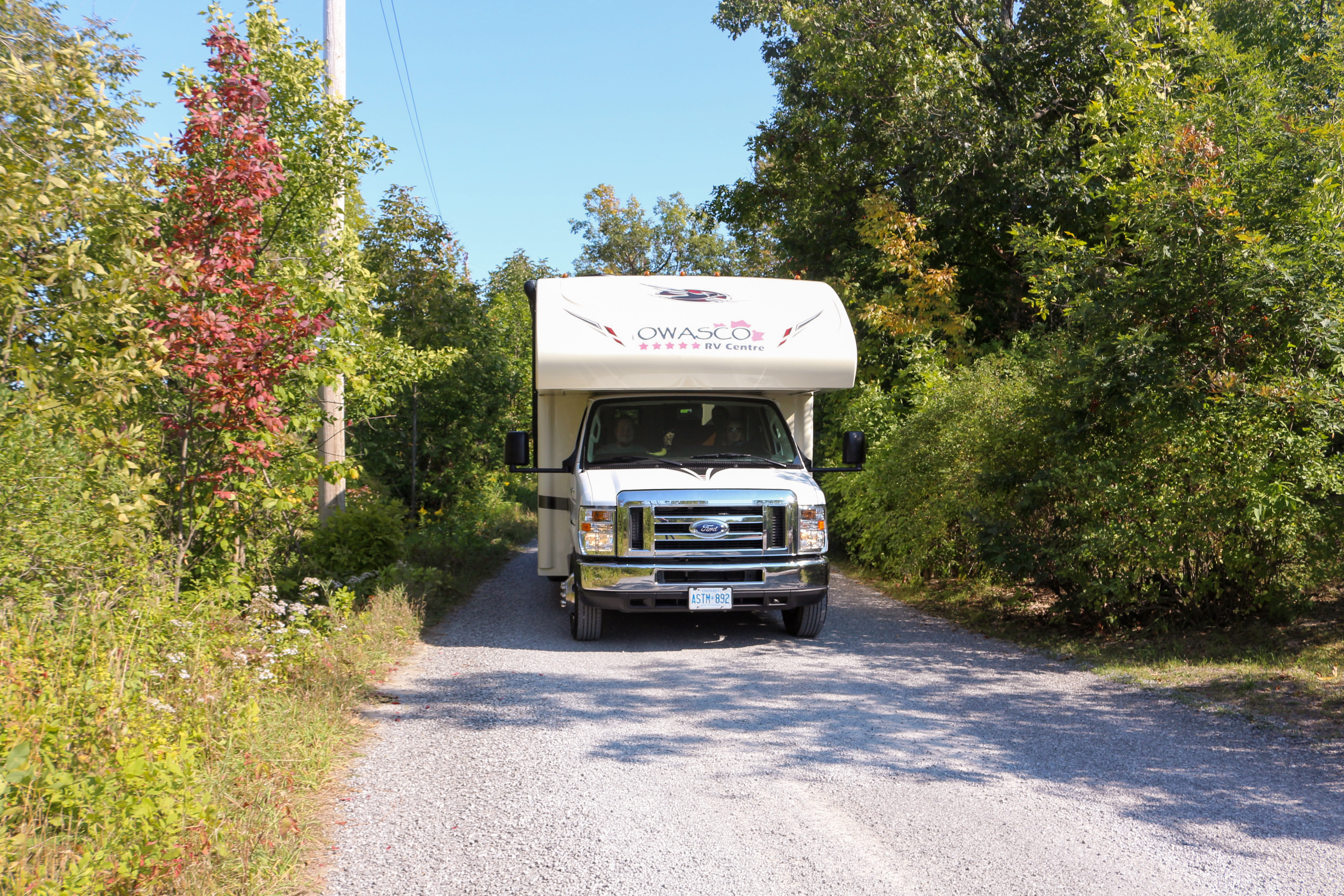 Der C26 mit Slide-Out von Owasco RV bei den Burleigh Falls in Ontario