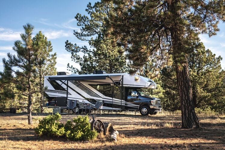 Seitenansicht vom Camper The Black Bear C26