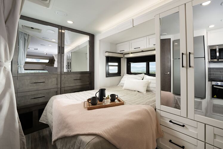 Bett im hinteren Bereich des Camper The Moose C30