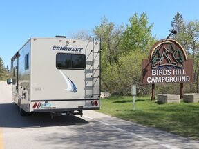 Der C32 von Stylings RV in der Einfahrt des Campgrounds im Birds Hill Provincial Park