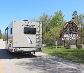 Der C32 von Stylings RV in der Einfahrt des Campgrounds im Birds Hill Provincial Park