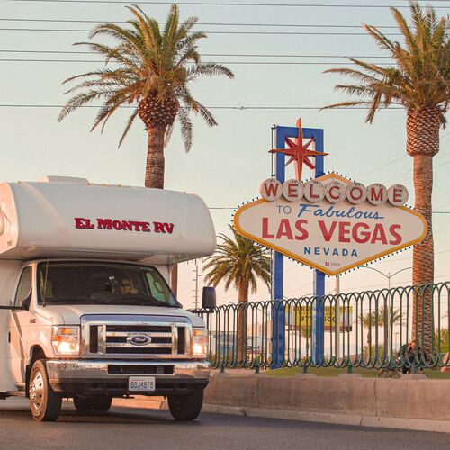 EIn Camper von El Monte vor dem Las Vegas Sign