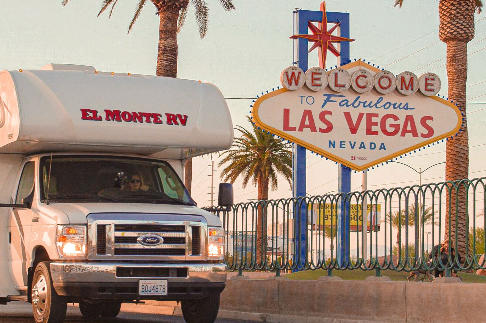 EIn Camper von El Monte vor dem Las Vegas Sign