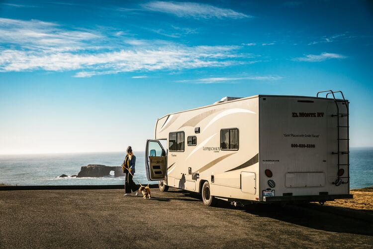 Eine Frau und ihr Hund bereisen die USA mit dem Camper von El Monte