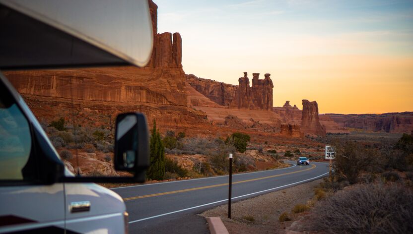 Mit dem Wohnmobil von El Monte in den Sonnenuntergang fahren Mit dem Wohnmobil von El Monte in den Sonnenuntergang fahren