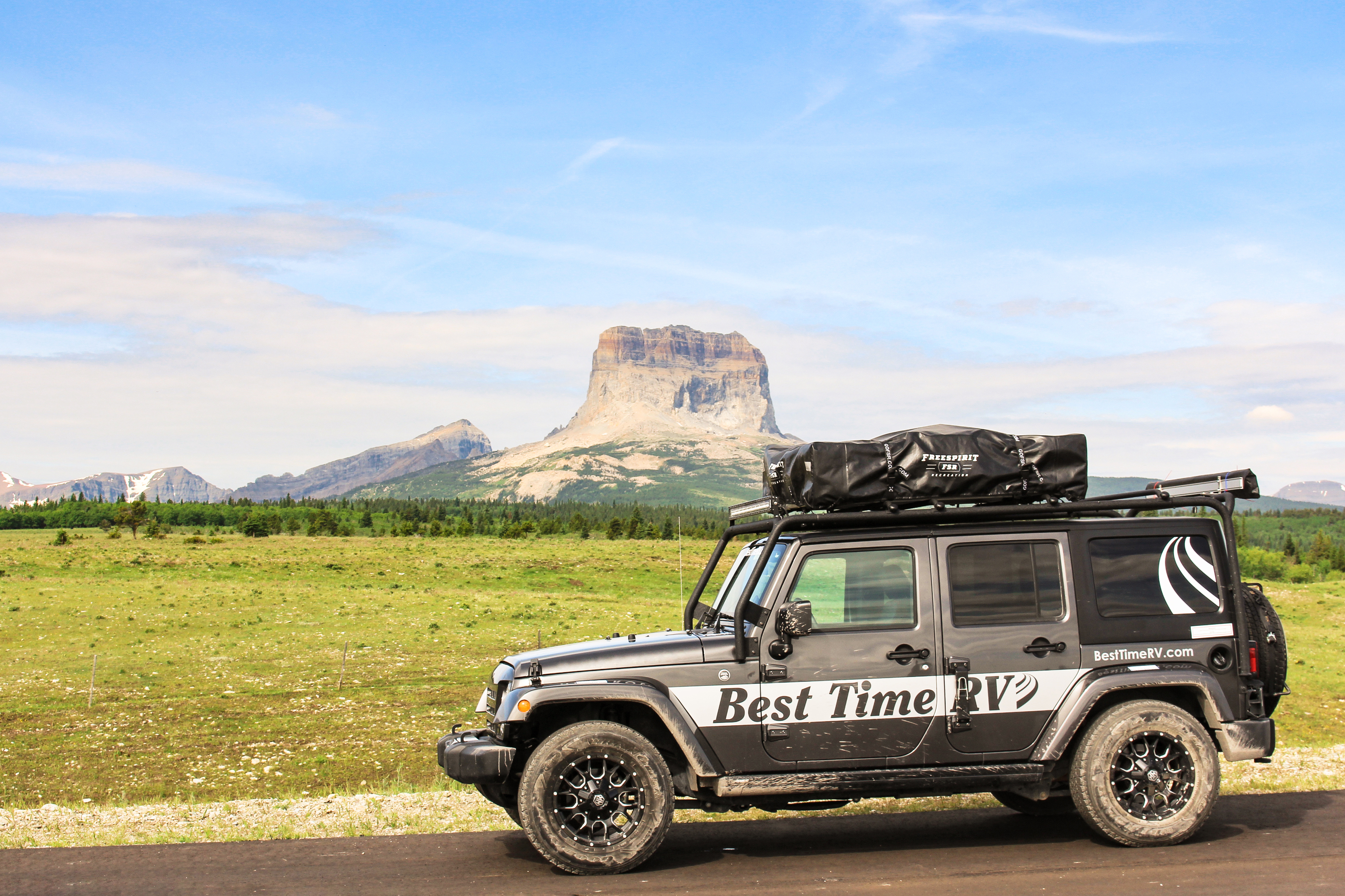 Der Jeep von Best Time RV vor dem Chief Mountain in Montana