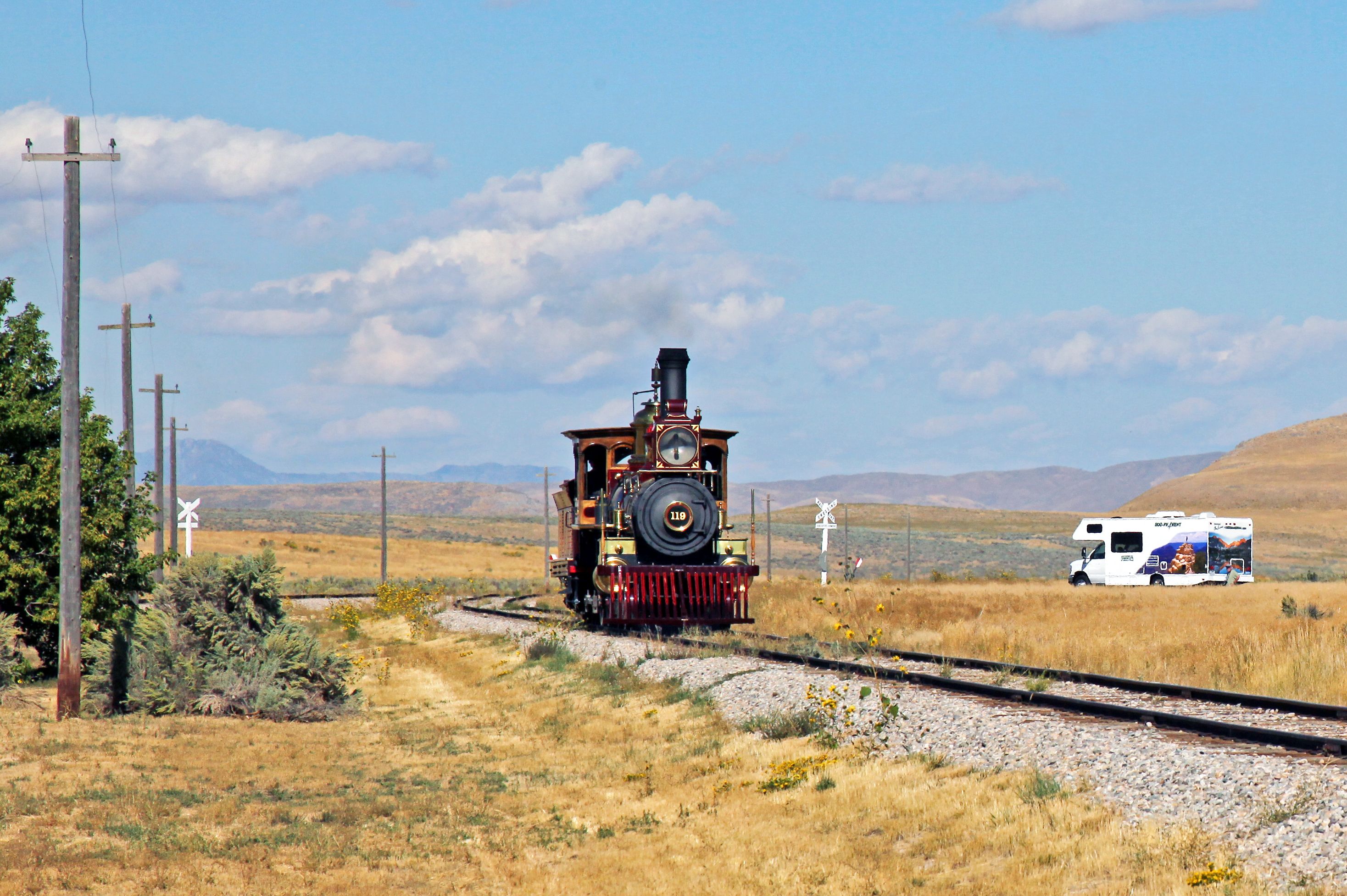 Camper und historische Eisenbahn in Utah