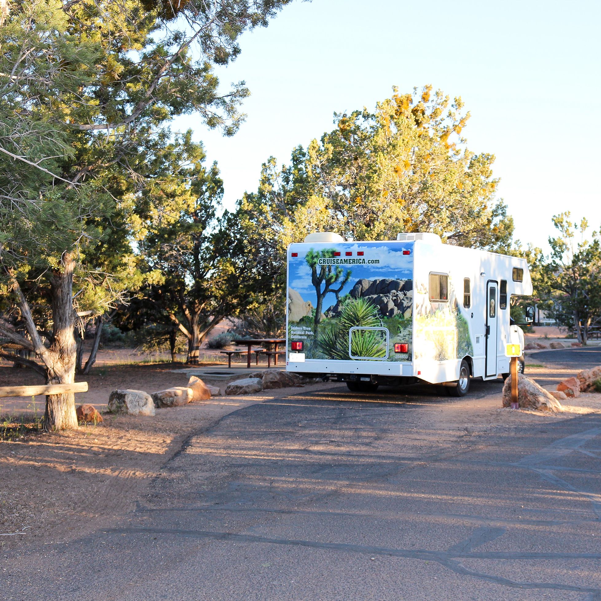 Camper von Cruise America auf dem Campground des Coral Pink Sand Dunes State Park