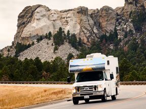 Wohnmobil vor dem Mount Rushmore