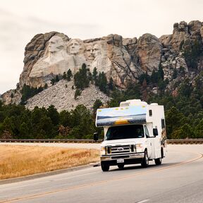 Wohnmobil vor dem Mount Rushmore