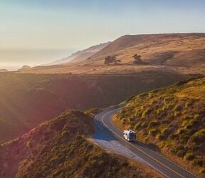 Atemberaubender Highway bei goldener Sonne in Amerika