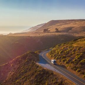 Atemberaubender Highway bei goldener Sonne in Amerika Atemberaubender Highway bei goldener Sonne in Amerika