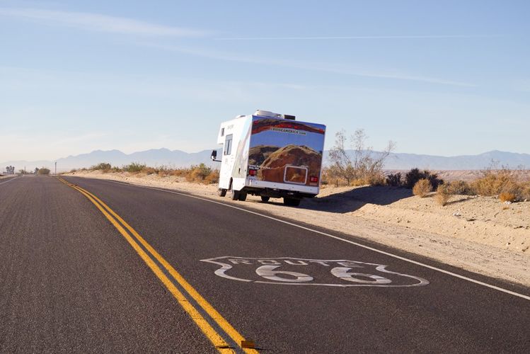 Ein C19 Camper von Cruise America auf der Route 66 in der Wüste