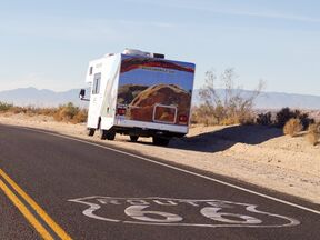 Ein C19 Camper von Cruise America auf der Route 66 in der Wüste