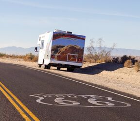 Ein C19 Camper von Cruise America auf der Route 66 in der Wüste