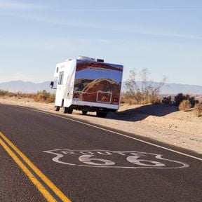 Ein C19 Camper von Cruise America auf der Route 66 in der Wüste