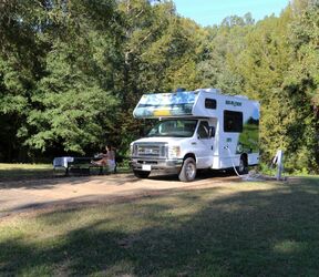 Der C-19 von Cruise America im Leroy Percy State Park