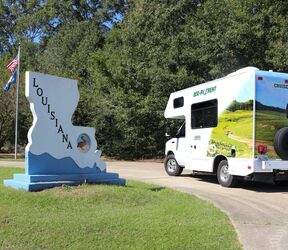 Die RÃ¼ckansicht des C-19 von Cruise America in Louisiana