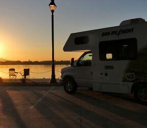 Der C-19 von Cruise America wÃ¤hrend des Sonnenuntergangs in Mississippi