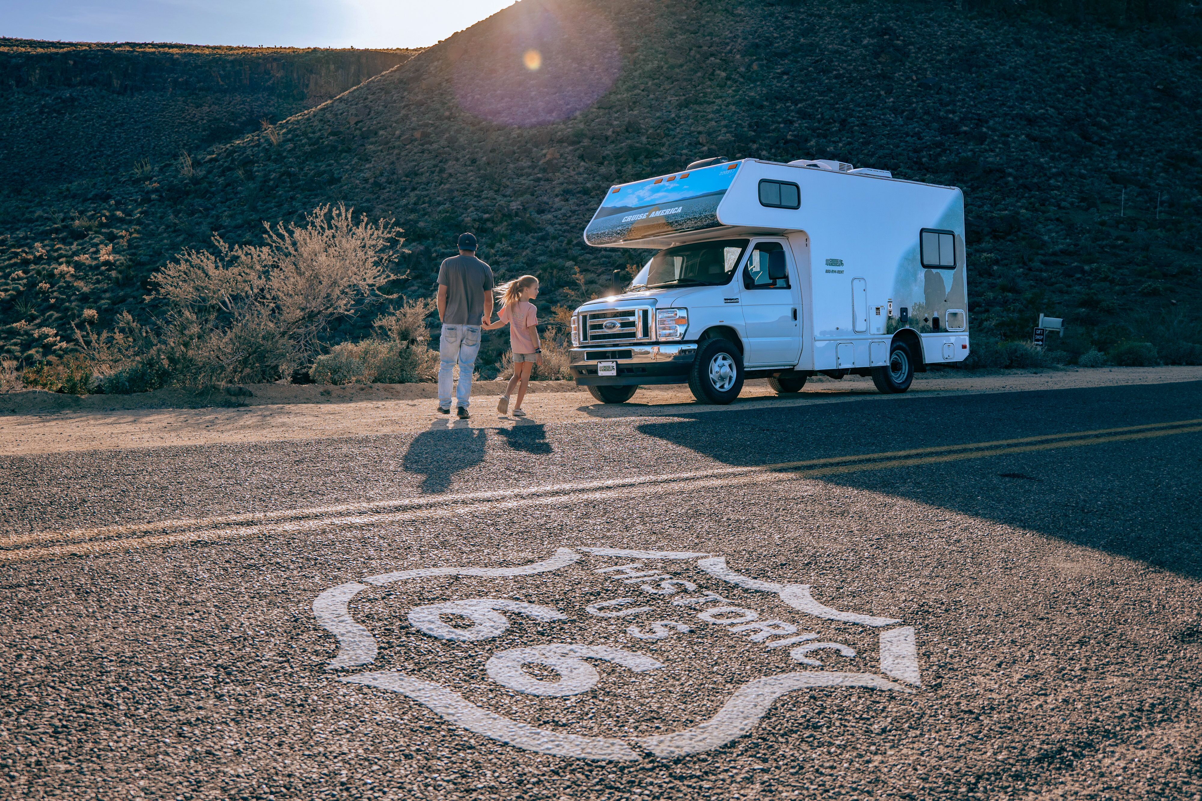 C21 Motorhome von Cruise America im Halbschatten auf der Route 66