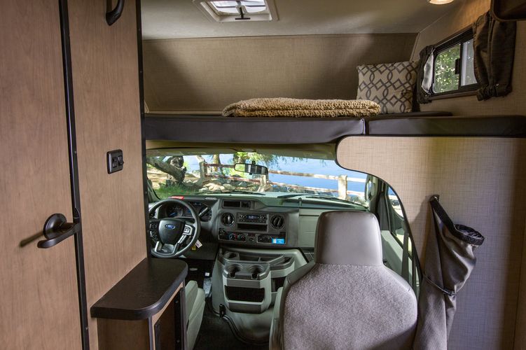 Blick in die Fahrerkabine eines C21 Wohnmobils von Cruise America