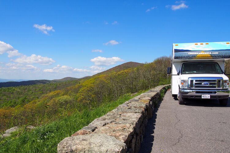 Rast am Blue Ridge Parkway in North Carolina mit dem C25 Camper von Cruise America Rast am Blue Ridge Parkway in North Carolina mit dem C25 Camper von Cruise America