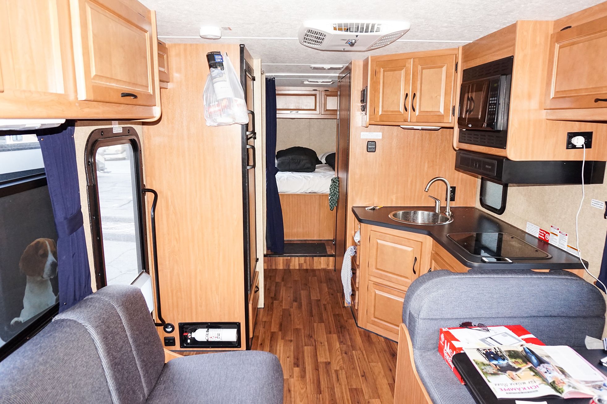 Innenansicht eines C 30 Campers von Cruise America