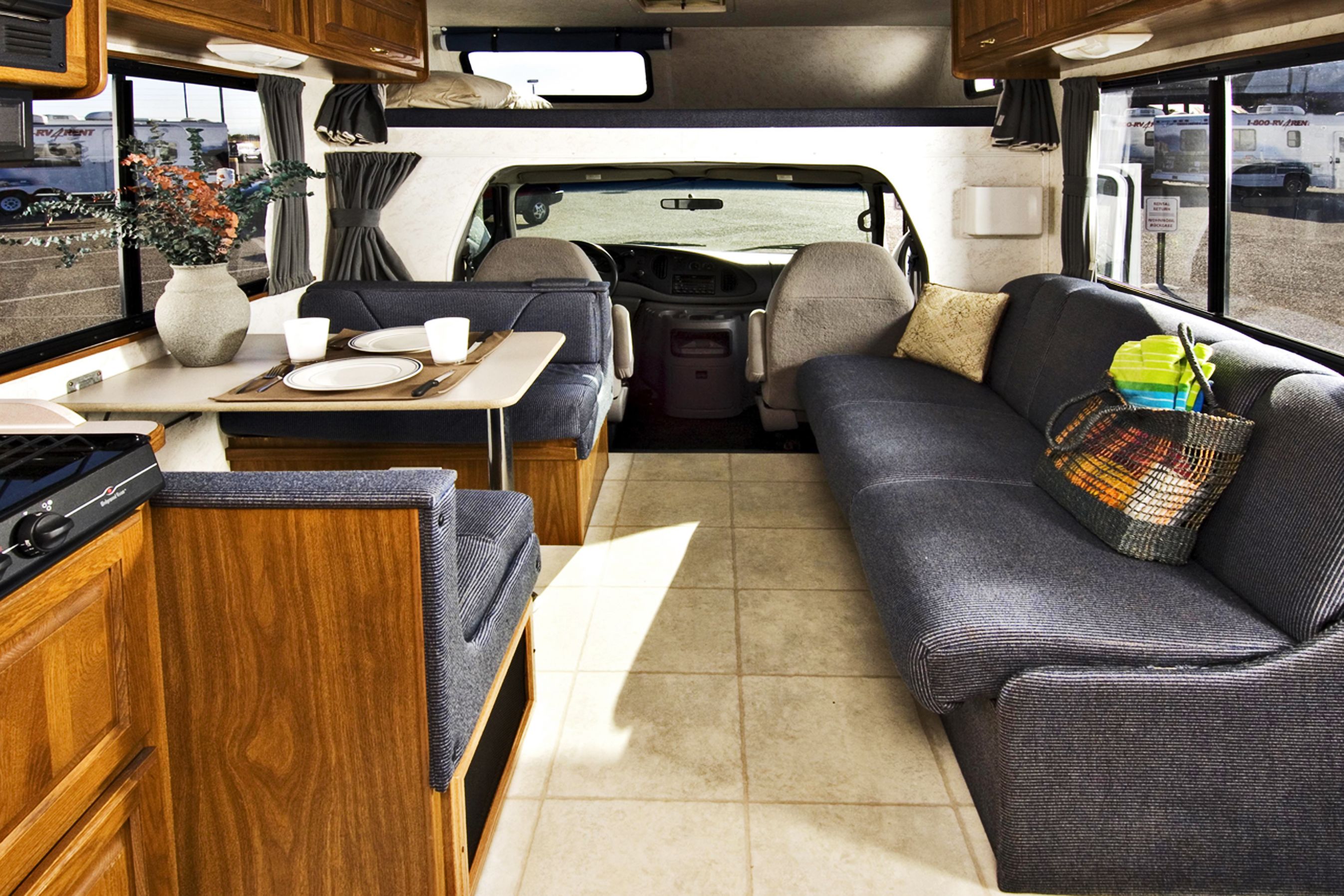 camper/usa/cruise-america/motorhome-c30/cruise-america-c30-interior1.cr2693x1795-0x0