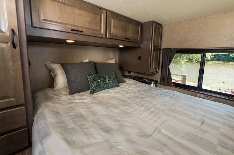 Das grosse Bett im C30 Wohnmobil von Cruise America bietet viel Platz