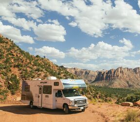 Mit dem Camper C30 von Cruise America den Ausblick Ã¼ber die Weiten Utahs genieÃŸen