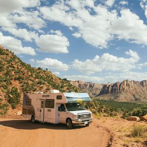 Mit dem Camper C30 von Cruise America den Ausblick Ã¼ber die Weiten Utahs genieÃŸen
