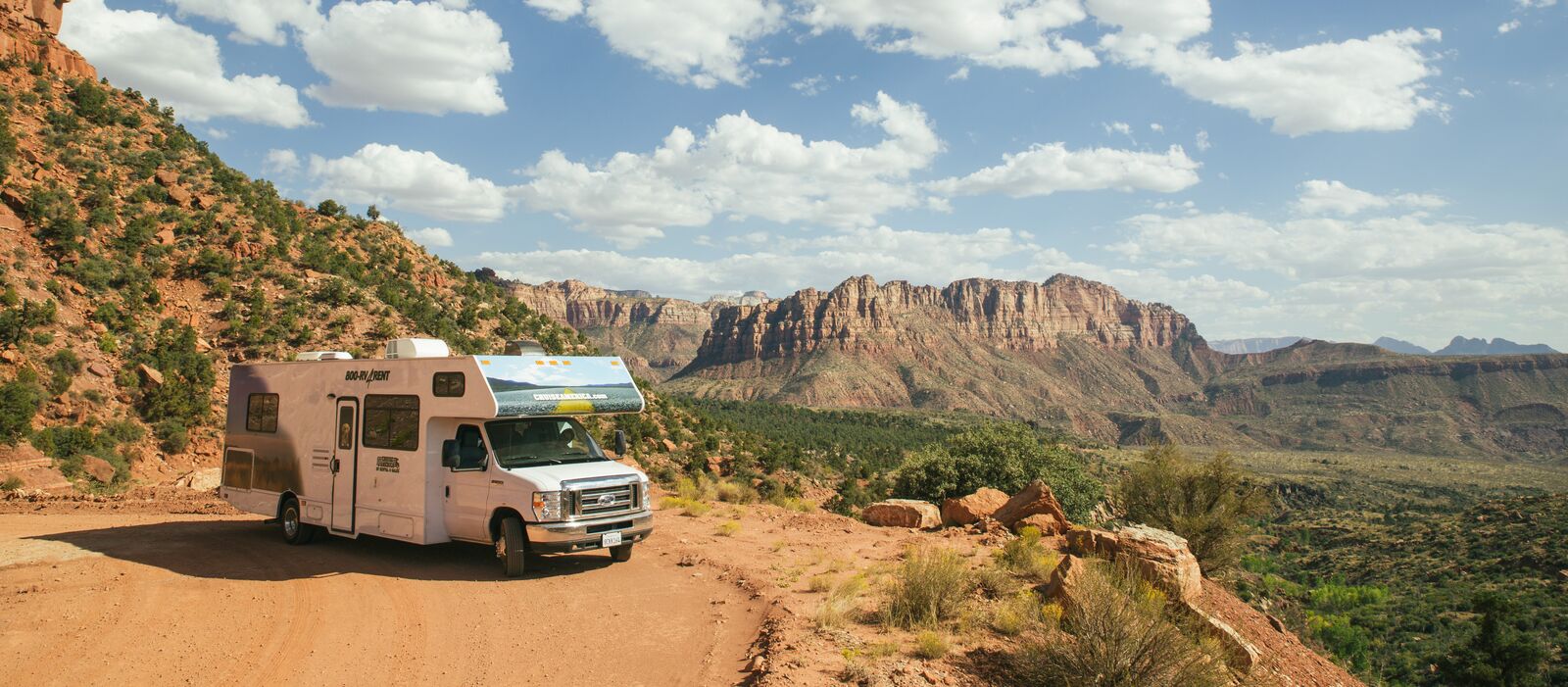 Mit dem Camper C30 von Cruise America den Ausblick Ã¼ber die Weiten Utahs genieÃŸen