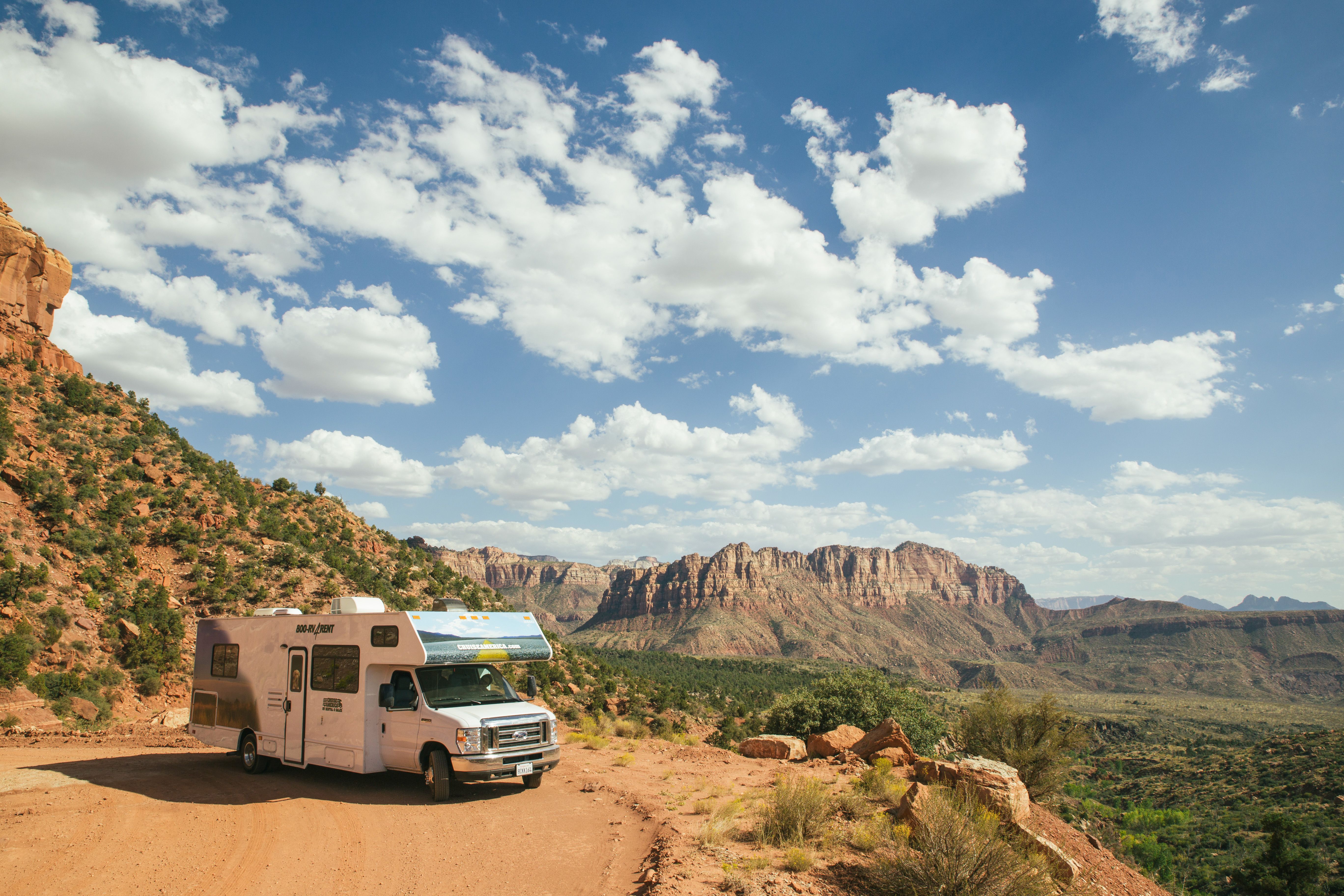 Mit dem Camper C30 von Cruise America den Ausblick Ã¼ber die Weiten Utahs genieÃŸen