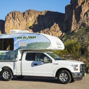 Aussenansicht des T17 Truckcampers von Cruise America